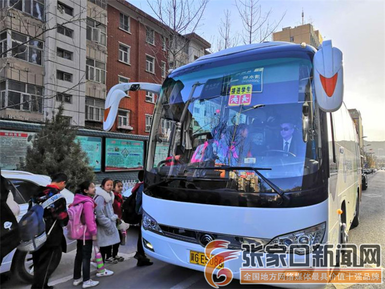 “接送學生”大巴開進人頭山村 “接送學生”大巴開進人頭山村