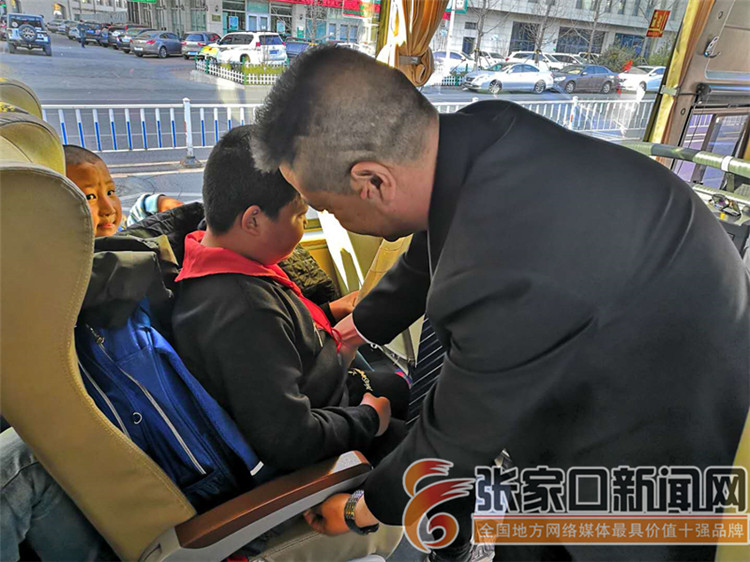 “接送學生”大巴開進人頭山村 “接送學生”大巴開進人頭山村