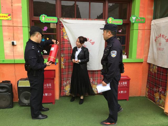 合陽(yáng)縣公安局路井派出所開(kāi)展校車安全檢查/ 合陽(yáng)縣公安局路井派出所開(kāi)展校車安全檢查