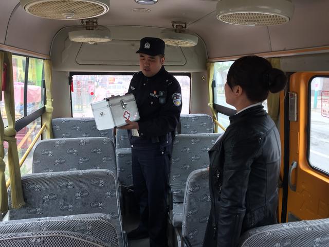 合陽(yáng)縣公安局路井派出所開(kāi)展校車安全檢查/ 合陽(yáng)縣公安局路井派出所開(kāi)展校車安全檢查