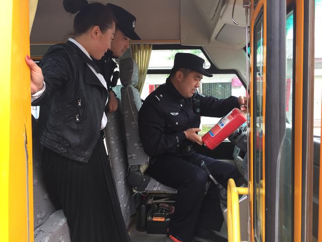 合陽(yáng)縣公安局路井派出所開(kāi)展校車安全檢查/ 合陽(yáng)縣公安局路井派出所開(kāi)展校車安全檢查