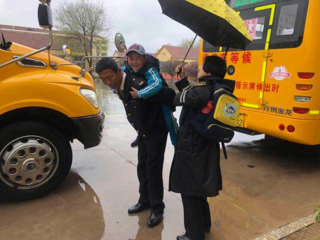 暖心!乘車學生腳受傷,校車司機背他上下學 暖心!乘車學生腳受傷,校車司機背他上下學