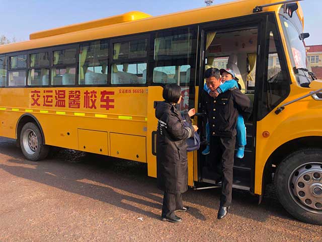 暖心!乘車學生腳受傷,校車司機背他上下學 暖心!乘車學生腳受傷,校車司機背他上下學