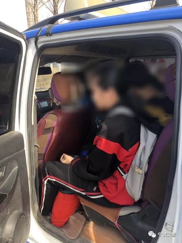 寧城交警查獲一起校車接送學(xué)生超員違法行為/ 寧城交警查獲一起校車接送學(xué)生超員違法行為