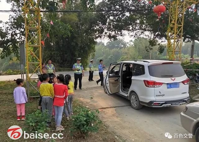 曝光|百色田東7座“黑校車”竟塞進12名兒童 曝光|百色田東7座“黑校車”竟塞進12名兒童