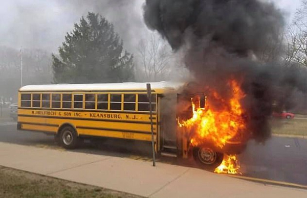 驚險!美一高中校車在全部人員下車不久后起火 驚險!美一高中校車在全部人員下車不久后起火