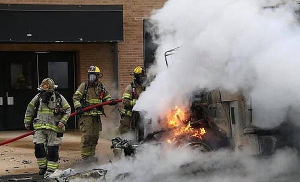 驚險!美一高中校車在全部人員下車不久后起火 驚險!美一高中校車在全部人員下車不久后起火