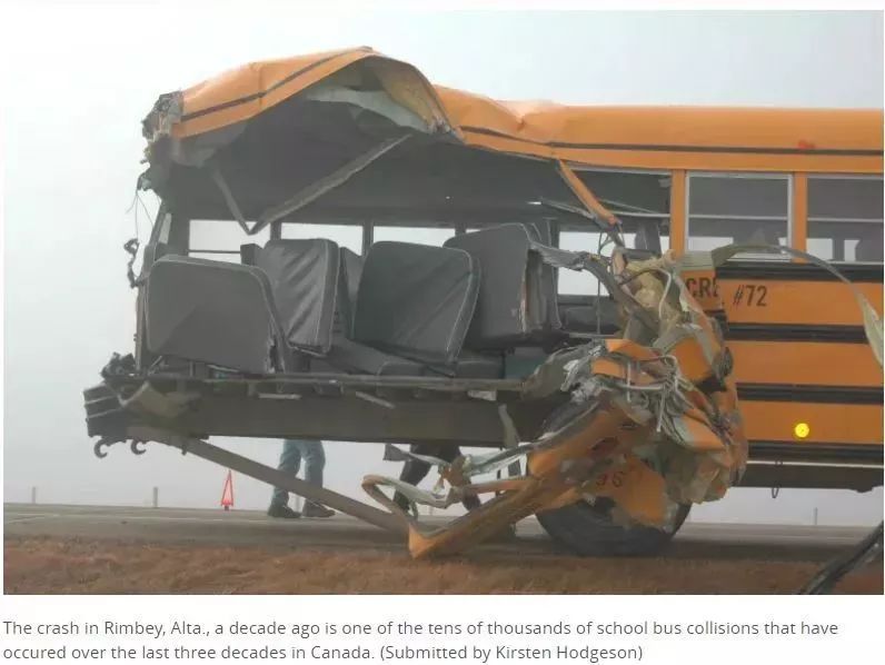 加拿大:校車側翻到溝里!學生受傷入院!校車什么時候才配安全帶? 加拿大:校車側翻到溝里!學生受傷入院!校車什么時候才配安全帶?