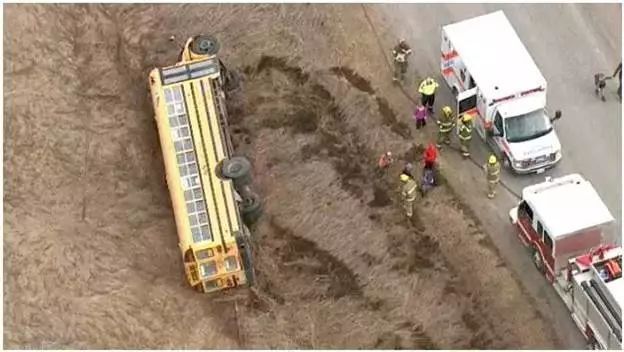 加拿大:校車側翻到溝里!學生受傷入院!校車什么時候才配安全帶? 加拿大:校車側翻到溝里!學生受傷入院!校車什么時候才配安全帶?