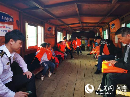 水上校車:擺渡擺渡 劃出孩子求學(xué)路 水上校車:擺渡擺渡 劃出孩子求學(xué)路