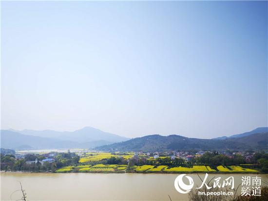 水上校車:擺渡擺渡 劃出孩子求學(xué)路 水上校車:擺渡擺渡 劃出孩子求學(xué)路