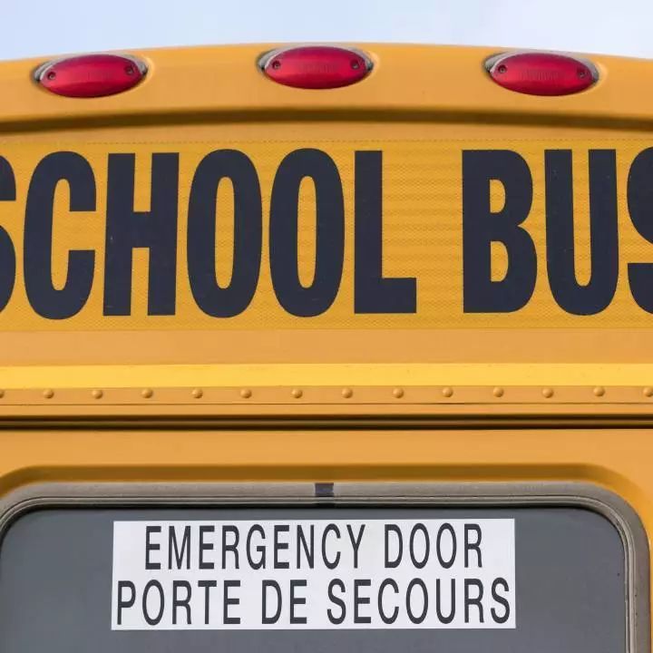 加拿大:新省7旬老漢酒駕沖撞校車,年紀(jì)這么大了也這么野? 加拿大:新省7旬老漢酒駕沖撞校車,年紀(jì)這么大了也這么野?