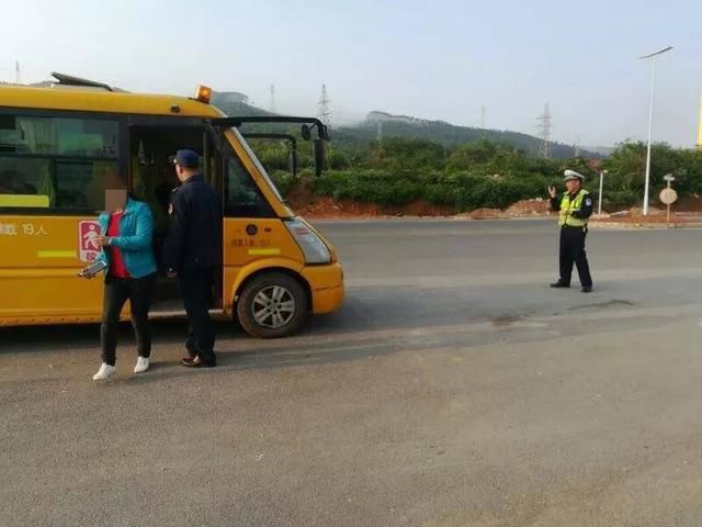 明明是幼兒園校車，怎么車里還有蹭車的老鄉？