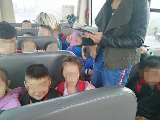 明明是幼兒園校車，怎么車里還有蹭車的老鄉？