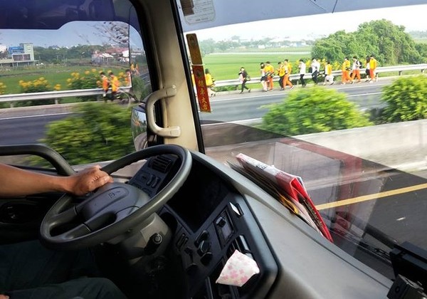 臺灣：校車爆胎30名學生走路肩下交流道，校方：不續聘司機
