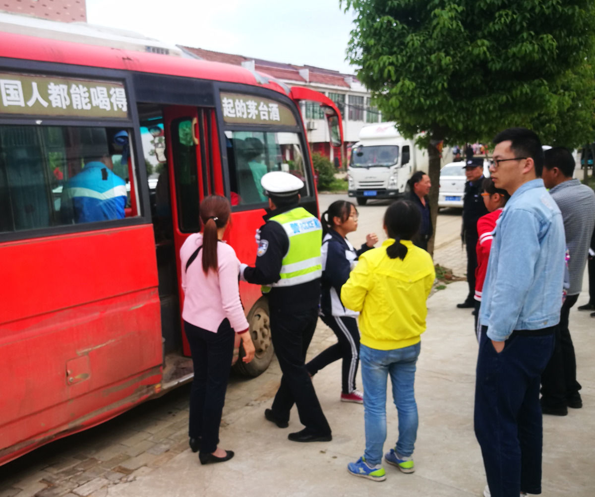 圖蟲人文攝影:六安雙河派出所突擊檢查校車 筑牢交通安全防線