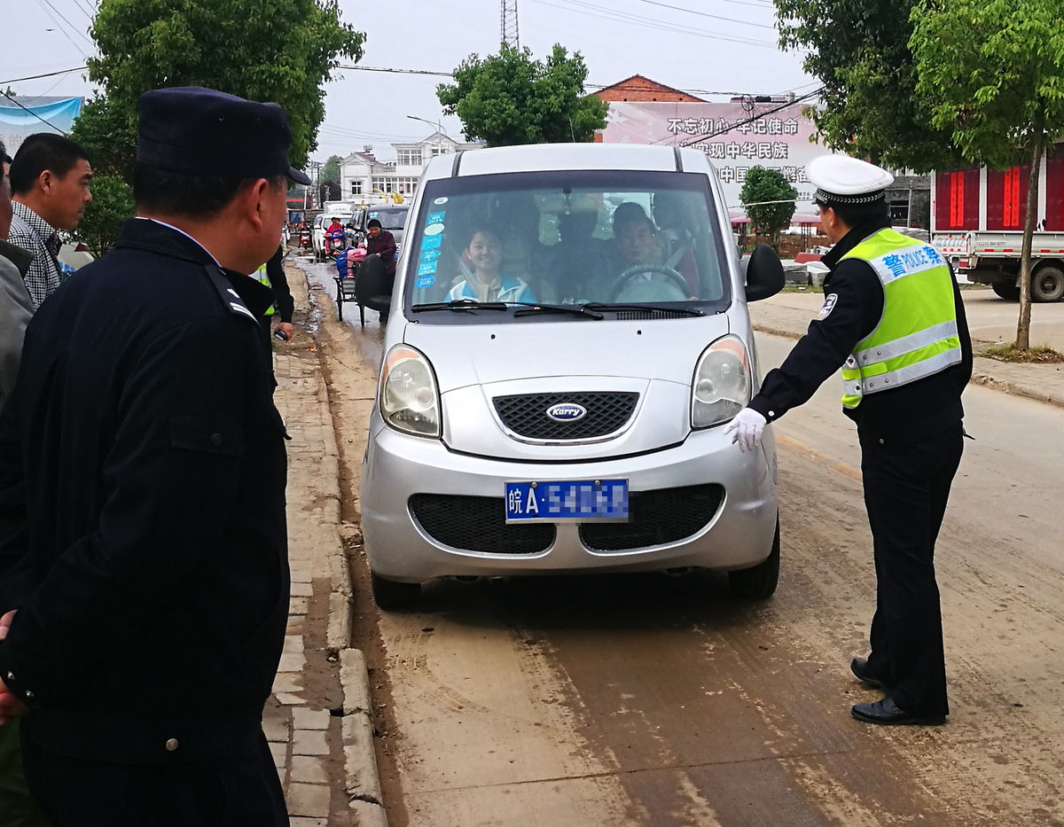 圖蟲人文攝影:六安雙河派出所突擊檢查校車 筑牢交通安全防線