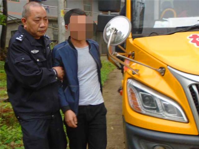 湖南祁東:查獲一起校車嚴(yán)重超載違法行為 湖南祁東:查獲一起校車嚴(yán)重超載違法行為