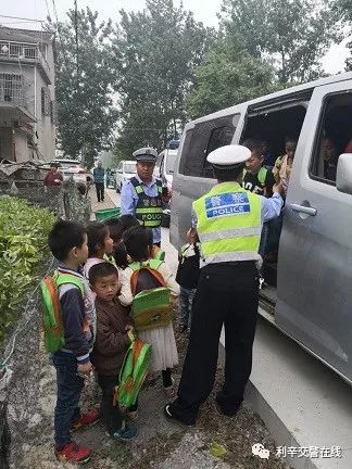 利辛交警，超員“黑校車”重治沒商量