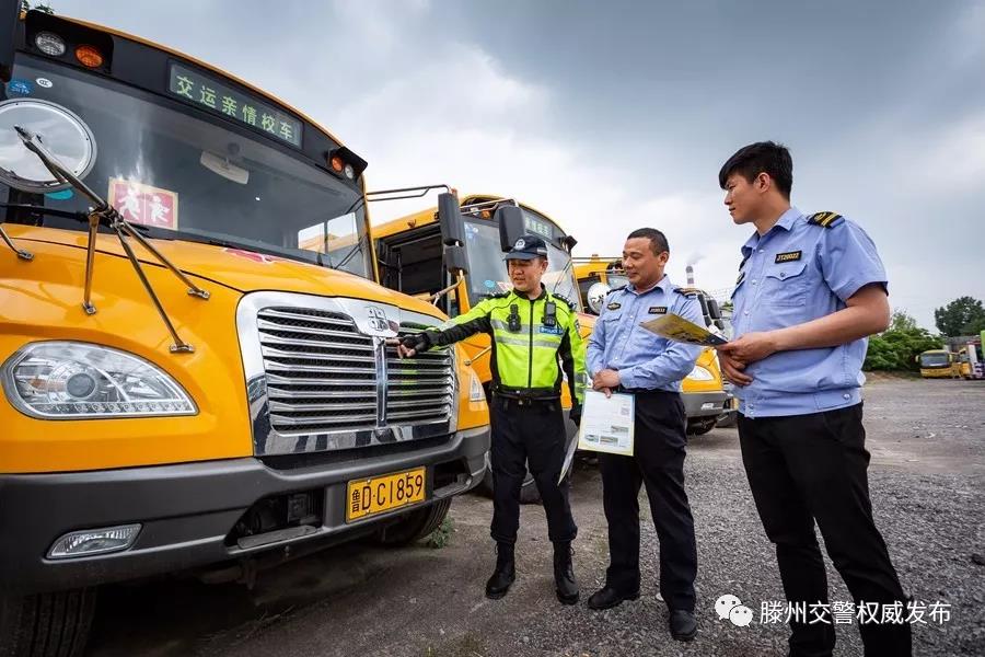 滕州31輛校車領到“校車”標牌持證上崗 滕州31輛校車領到“校車”標牌持證上崗