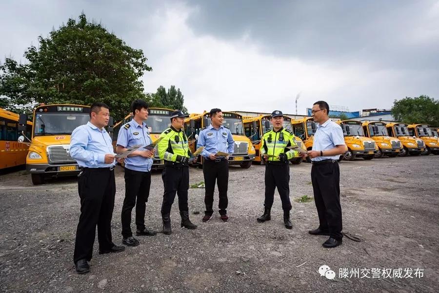 滕州31輛校車領到“校車”標牌持證上崗 滕州31輛校車領到“校車”標牌持證上崗