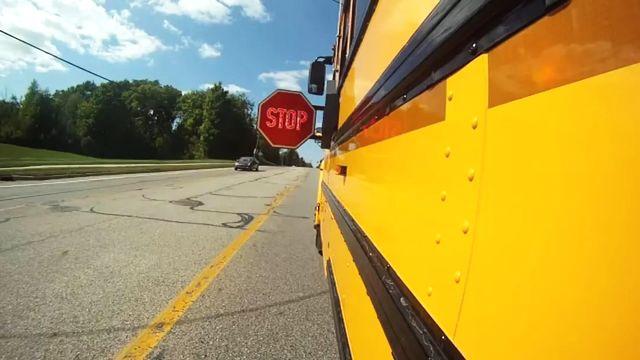 大叔設計奇葩校車，雖然看起來笨重，但似乎再也不用擔心翻車了！