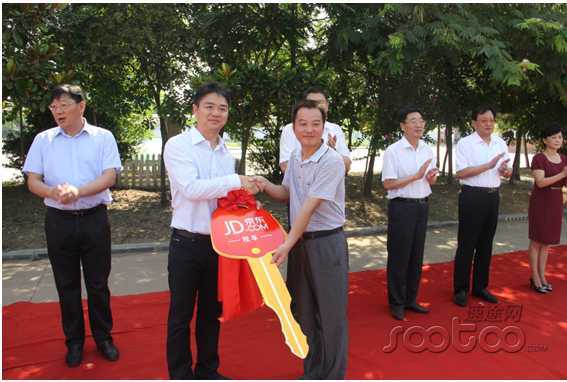 劉強東助力家鄉教育 京東校車“開赴”宿遷 劉強東助力家鄉教育 京東校車“開赴”宿遷