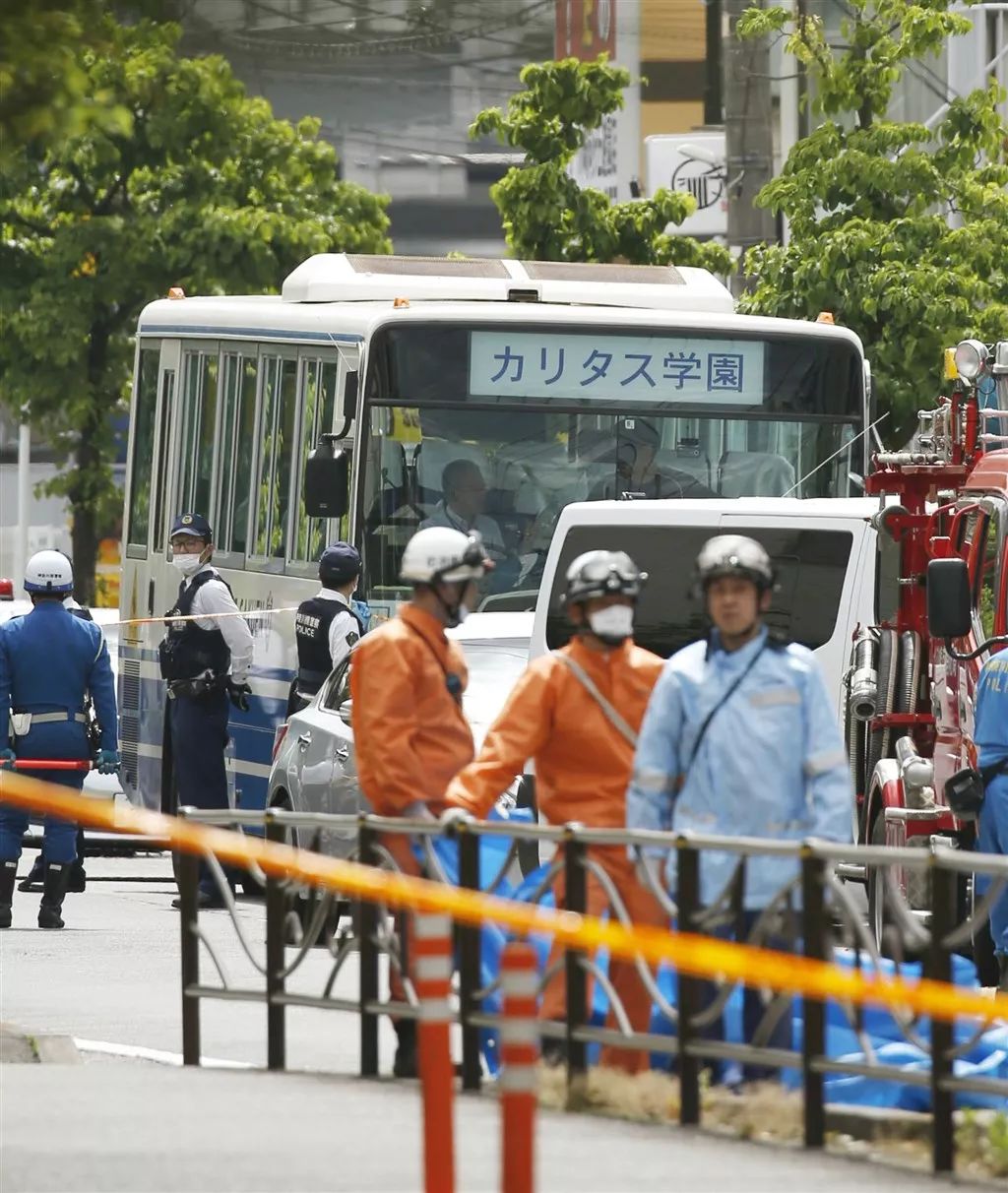 喪心病狂!砍殺等校車的小學生后自殺,日本神奈川又“隨機殺人“釀16傷2死 喪心病狂!砍殺等校車的小學生后自殺,日本神奈川又“隨機殺人“釀16傷2死
