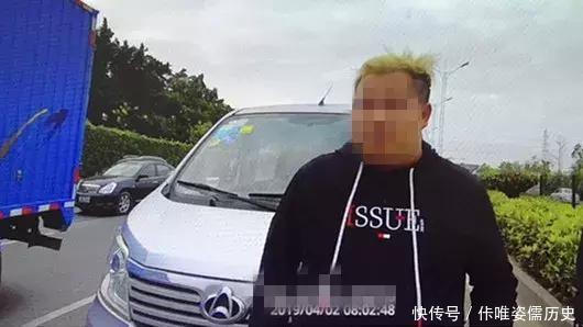 珠海90后黃毛小伙早上在馬路睡覺,被校車司機舉報,竟塞交警5000元求放過! 珠海90后黃毛小伙早上在馬路睡覺,被校車司機舉報,竟塞交警5000元求放過!
