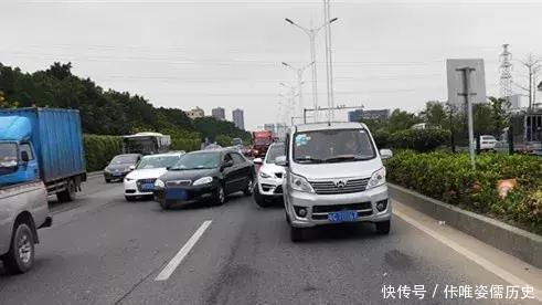 珠海90后黃毛小伙早上在馬路睡覺,被校車司機舉報,竟塞交警5000元求放過! 珠海90后黃毛小伙早上在馬路睡覺,被校車司機舉報,竟塞交警5000元求放過!