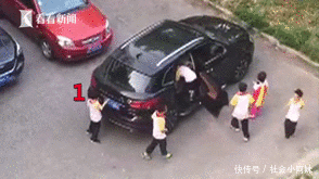 越野車當校車光后備箱就塞了4個孩子 司機一臉無所謂