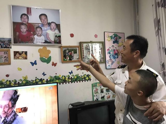 交運校車上的“寄養爸爸”13年為3名孤殘兒童打造“溫馨之家” 交運校車上的“寄養爸爸”13年為3名孤殘兒童打造“溫馨之家”