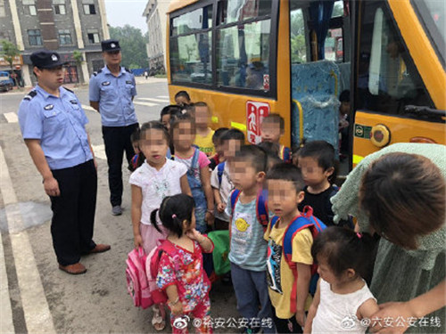 六安:幼兒園校車超載送人 司機超齡無證駕駛 六安:幼兒園校車超載送人 司機超齡無證駕駛