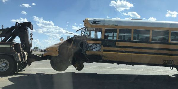 美國得州一校車與拖車相撞 致9名兒童受傷 美國得州一校車與拖車相撞 致9名兒童受傷