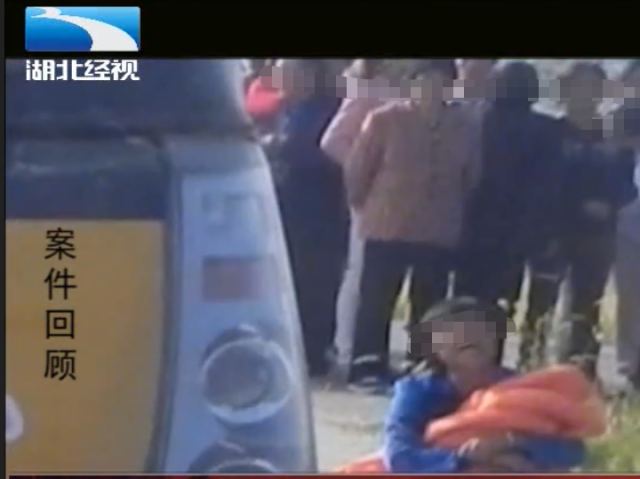 校車接送時的一次疏忽,孩子命喪車輪下,老人抱著孩子痛哭 校車接送時的一次疏忽,孩子命喪車輪下,老人抱著孩子痛哭