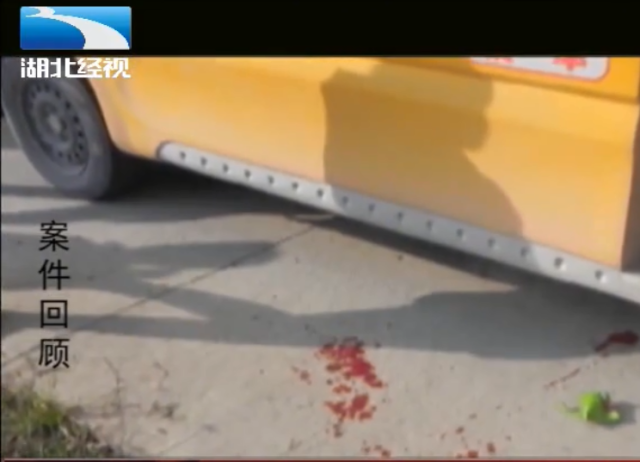 校車接送時的一次疏忽,孩子命喪車輪下,老人抱著孩子痛哭 校車接送時的一次疏忽,孩子命喪車輪下,老人抱著孩子痛哭