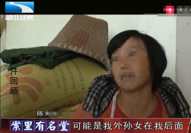 校車接送時的一次疏忽,孩子命喪車輪下,老人抱著孩子痛哭 校車接送時的一次疏忽,孩子命喪車輪下,老人抱著孩子痛哭