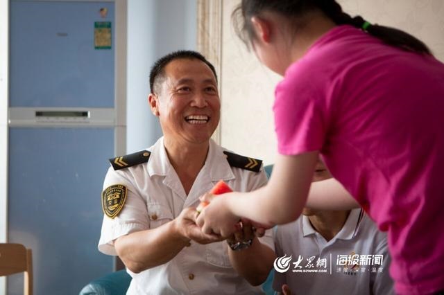 校車“寄養爸爸”好樣的！13年為3名孤殘兒童打造“溫馨之家”