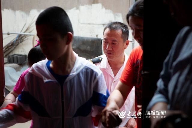 校車“寄養爸爸”好樣的！13年為3名孤殘兒童打造“溫馨之家”