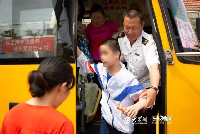 校車“寄養爸爸”好樣的！13年為3名孤殘兒童打造“溫馨之家”