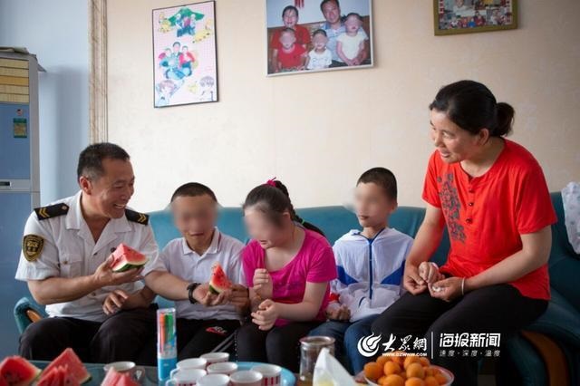 校車“寄養爸爸”好樣的！13年為3名孤殘兒童打造“溫馨之家”