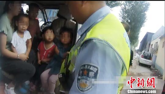 河北涿州一“黑校車”超員600% 座椅被改成木板凳 河北涿州一“黑校車”超員600% 座椅被改成木板凳