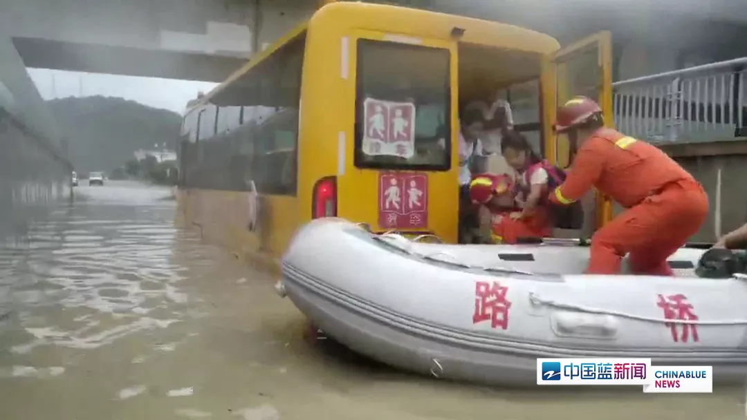 浙臺州1校車積水中被困 消防員迅速營救7名師生