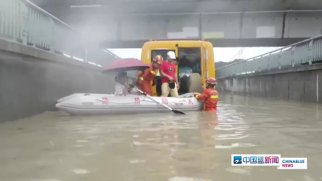 浙臺州1校車積水中被困 消防員迅速營救7名師生
