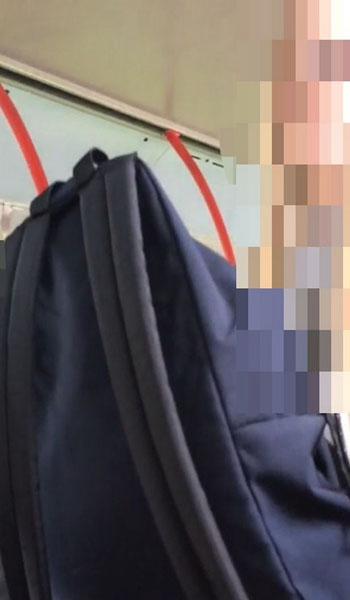 英國一校車司機對學生大聲訓斥中忘拉手剎，致校車從山上沿坡道向下滑行