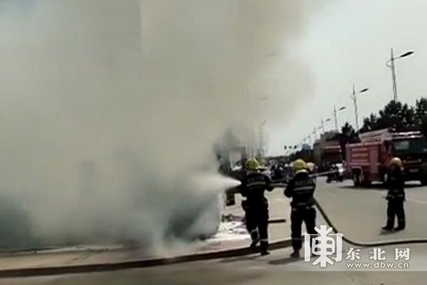哈市一停開在路邊校車突然起火 無人員傷亡 哈市一停開在路邊校車突然起火 無人員傷亡