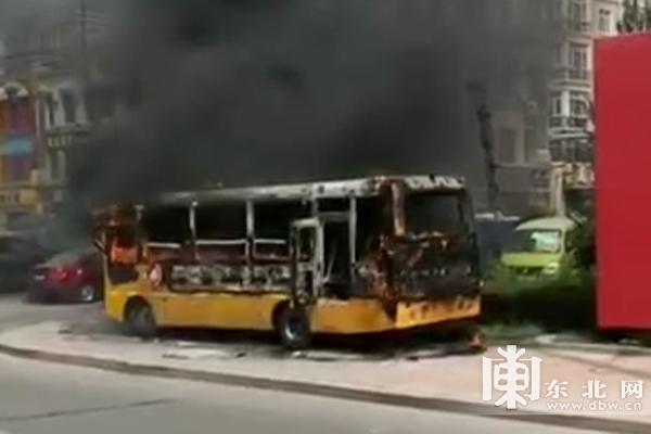 哈市一停開在路邊校車突然起火 無人員傷亡 哈市一停開在路邊校車突然起火 無人員傷亡