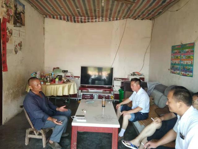 淅川縣倉房鎮(zhèn)中心校:接送孩子不再愁,扶貧校車到家門 淅川縣倉房鎮(zhèn)中心校:接送孩子不再愁,扶貧校車到家門