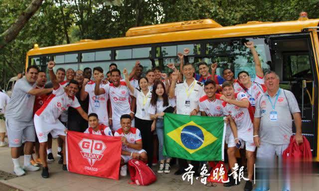 世界青少年足球賽青島開戰(zhàn),溫馨校車助力 世界青少年足球賽青島開戰(zhàn),溫馨校車助力