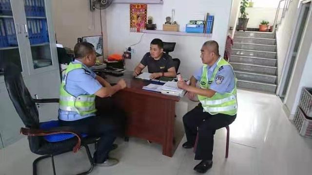 通榆交警開學前走訪校車公司/ 通榆交警開學前走訪校車公司